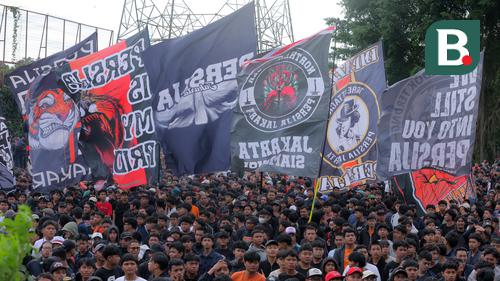 Foto: Ribuan The Jakmania Geruduk Tempat Latihan Persija, Minta Macan Kemayoran Kalahkan Persib Bandung di BRI Super League