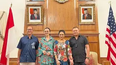 Krisdayanti membagikan aktivitasnya saat berada di Amerika Serikat. Ditemani sang suami Raul Lemos, wanita 47 tahun ini mengunjungi Kedutaan Besar Republik Indonesia di Amerika Serikat. Penampilan diva Indonesia ini pun sukses curi perhatian dengan gayanya yang terlihat sangat elegan dan berkelas. (Liputan6.com/IG/@krisdayantilemos)