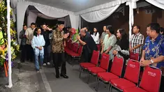 Presiden Joko Widodo (Jokowi) melayat ke rumah duka Didit Supriyadi di Solo, Selasa (3/4) malam. Didit Supriyadi adalah besan Jokowi yang meninggal setelah mendapatkan perawatan yang cukup lama di rumah sakit. (Liputan6.com/Pool/Kris-Biro Pers Setpres)