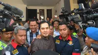 Saipul Jamil menjalani reka ulang kejadian perkara pelecehan seksual di kediaman SJ, Jakarta, Kamis (17/3/2016). SJ menjalani rekonstruksi dengan korban DS sebanyak 34 adegan perkara. (Liputan6.com/Herman Zakharia)