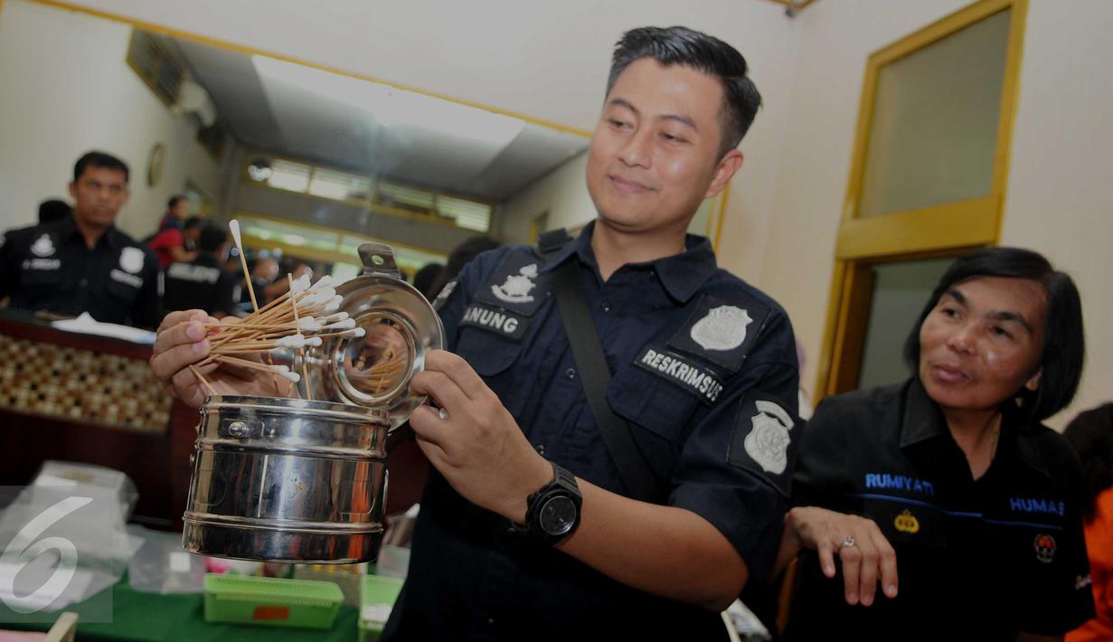 Petugas memegang salah satu alat yang diamankan dalam penggerebekan dua klinik aborsi di kawasan Cikini, Jakarta, Rabu (24/2). Tarif aborsi di klinik tersebut bervariasi, sekitar Rp2,5-Rp10 juta tergantung usai kandungan. (Liputan6.com/Gempur M Surya)