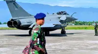 Tentara Indonesia terlihat menjaga jet milik militer Prancis tersebut, yang mendarat darurat di Aceh. (AFP)