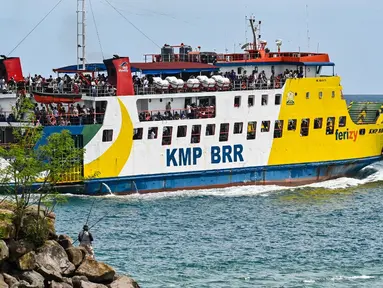 Penumpang menaiki kapal feri yang penuh sesak menuju ke Pulau Sabang saat libur sekolah dan Idul Adha di Banda Aceh, Aceh, Minggu (2/7/2023). Pulau Sabang menjadi tujuan populer bagi wisatawan selama libur sekolah dan Idul Adha. (CHAIDEER MAHYUDDIN/AFP)