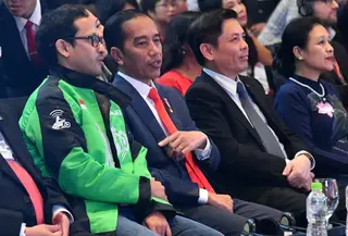 Presiden Jokowi berbincang dengan CEO Go-Jek, Nadiem Makarim saat peluncuran aplikasi Go-Viet di Hanoi, Rabu (12/9). Goviet merupakan produk aplikasi penyedia jasa transportasi di Vietnam yang berkolaborasi dengan Goje. (Liputan6.com/HO/Biro Pers Setpres)