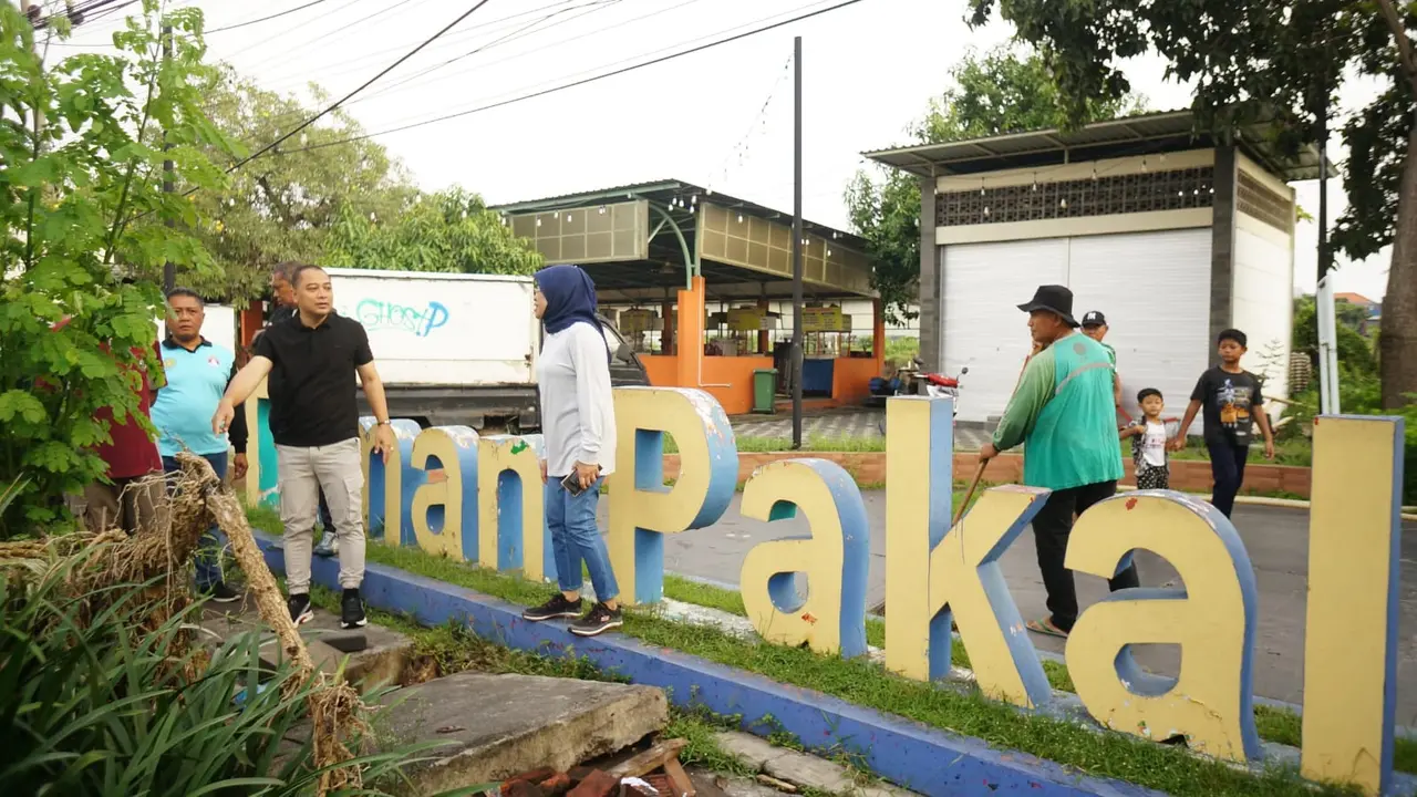 Eri Cahyadi meninjau banjir kiriman dari Greik di Pakal Surabaya. (Dian Kurniawan/Liputan6.com)