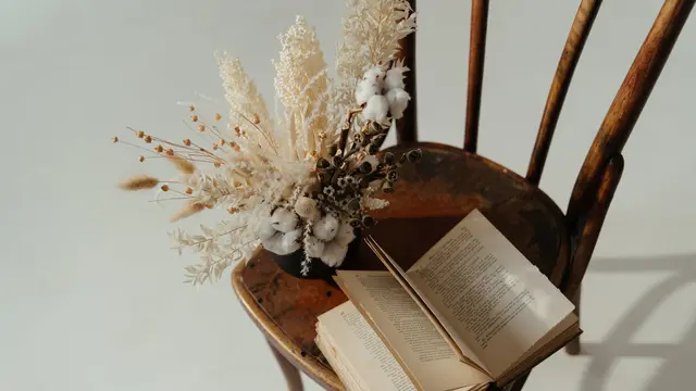 Ciri-ciri Cerita Fiksi