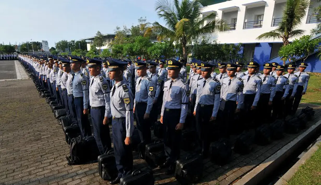 Sebagai bentuk solidaritas dan tanda berkabung, Rabu (30/04/14) para taruna mengenakan  pita hitam melingkar di lengan kiri selama seminggu (Liputan6.com/Johan Tallo)
