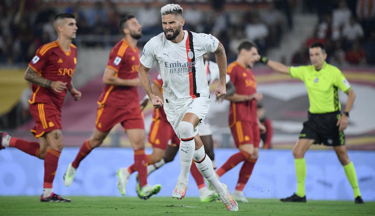 Kekalahan kedua AS Roma di Serie A Liga Italia 2023/2024 terjadi secara beruntun pada pekan ketiga (1/9/2023) saat kalah 1-2 dari tim tamu AC Milan. Dua gol AC Milan dicetak lewat eksekusi penalti Olivier Giroud (9') dan Rafael Leao (8'). Satu-satunya gol AS Roma dilesakkan oleh Leonardo Spinazzola pada masa injury time babak kedua. (AFP/Filippo Monteforte)
