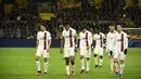 Para pemain PSG tertunduk usai pertandingan melawan Dortmund pada pertandingan leg pertama babak 16 Liga Champions di Dortmund, Jerman (18/2/2020). Dortmund menang 2-0 atas PSG. (AFP/Ina Fassbender)