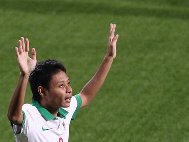 Ekspresi Evan Dimas Darmono setelah mencetak gol ke gawang Singapura U-23 dalam penyisihan Grup A Sepakbola SEA Games 2015 di Stadion Jalan Besar, Singapura. Kamis (11/6). (Bola.com/Arief Bagus)