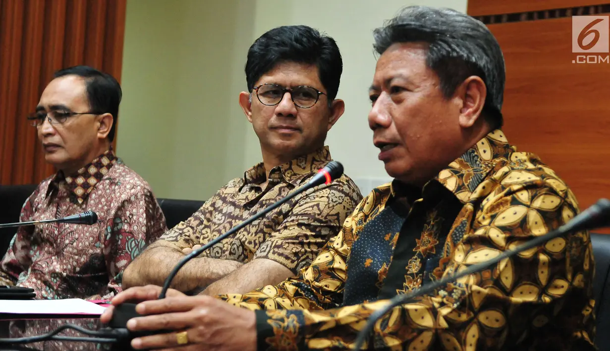 Juru Bicara MA Agung Suhadi dalam konferensi pers di Gedung KPK, Jakarta, Sabtu (7/10). KPK melakukan OTT terhadap Ketua Pengadilan Tinggi Manado SDW dan Anggota Komisi XI DPR periode 2014-2019 dari Fraksi Partai Golkar, AAM. (Liputan6.com/Helmi Afandi)