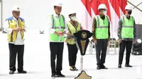 Presiden Joko Widodo (dua dari kiri) bersama para menteri dalam acara Topping Off Indoor Multifunction Stadium GBK, Jumat (13/12/2023) sore WIB. (Bola.com/Abdul Aziz)