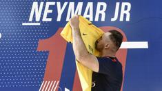 Fans mencium jersey pemain baru Paris Saint Germain, Neymar Jr, di toko merchandise di Paris, Jumat (4/8/2017). Setelah resmi bergabung dengan Paris Saint Germain, jersey Neymar Jr langsung diburu suporter klub Ibu kota. (AFP/Philippe Lopez)