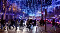 Sebuah jalan didekorasi dengan lampu-lampu hias di Madrid, ibu kota Spanyol, pada 28 November 2020. Lampu-lampu hias untuk menyemarakkan perayaan Natal itu dipasang mulai 26 November 2020 hingga 6 Januari 2021. (Xinhua/Meng Dingbo)