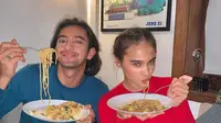 Main Film Bareng, Ini 7 Momen Kebersamaan Omar Daniel dengan Aurora Ribero