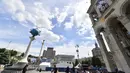 Suasana Alun-Alun Kemerdekaan yang dihiasi bola kaki besar di Kiev, Ukraina (22/5). Kota Kiev akan menjadi tuan rumah penyelenggaraan final Liga Champions antara Real Madrid dan Liverpool di Olimpiyskiy Stadion. (AFP Photo/Sergei Supinsky)