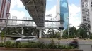 Kendaraan melintas di Jalan Jenderal Sudirman, Jakarta, Jumat (4/1). Jembatan penyeberangan orang (JPO) Dukuh Atas ini menggantikan JPO lama yang membentang tepat di tengah Jalan Jenderal Sudirman. (Liputan6.com/Herman Zakharia)