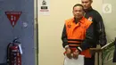 Atas perbuatannya, terhadap para tersangka disangkakan telah melanggar Pasal 12 huruf e UU No 31 tahun 1999 sebagaimana telah diubah dengan UU Nomor 20 Tahun 2001 juncto Pasal 20 huruf c KUHP. Tampak dalam foto, Bupati Pati, Sudewo dikawal petugas usai menjalani pemeriksaan intensif di Gedung Merah Putih Komisi Pemberantasan Korupsi (KPK), Jakarta, Selasa (20/1/2026). (Liputan6.com/Helmi Fithriansyah)
