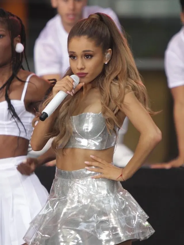 Ariana Grande Kecanduan Botox dan Filler Bibir