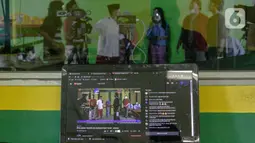 Seniman lenong Betawi saat tampil secara virtual di Jakarta, Selasa (8/12/2020). Kegiatan tersebut bertujuan untuk memberdayakan kembali seniman Betawi yang sempat terhenti di masa pandemi COVID-19. (Liputan6.com/Faizal Fanani)
