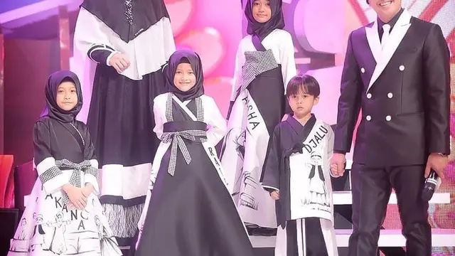 Potret Irfan Hakim Pakai Baju Kompakan Bareng Anak Istri