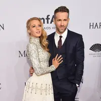 Ryan Renolds dan Blake Lively jatuh cinta ketika keduanya perankan sepasang kekasih di film Green Lantern. Blake terbius pesona Ryan Renolds mantan suami Scarlett Johansson. Keduanya menikah dan sedang menantikan kelahiran anak kedua. (AFP/Bintang.com)