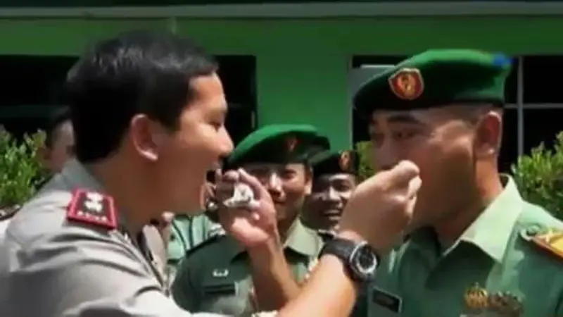 Rayakan HUT, TNI dan Polri Suap-suapan Mesra