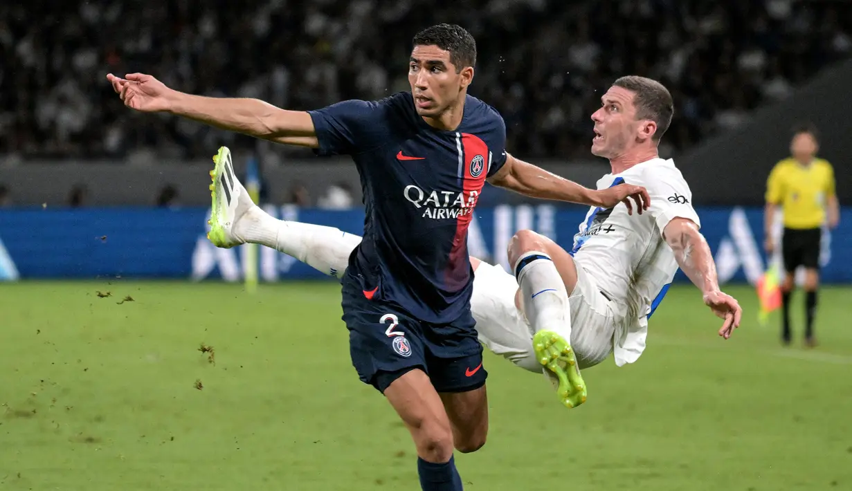 Paris Saint-Germain, Achraf Hakimi (kiri) berebut bola dengan pemain Inter Milan, Robin Gosens saat laga uji coba pramusim di Japan National Stadium, Tokyo, Jepang, Selasa (01/08/2023). (AFP/Richard A. Brooks)
