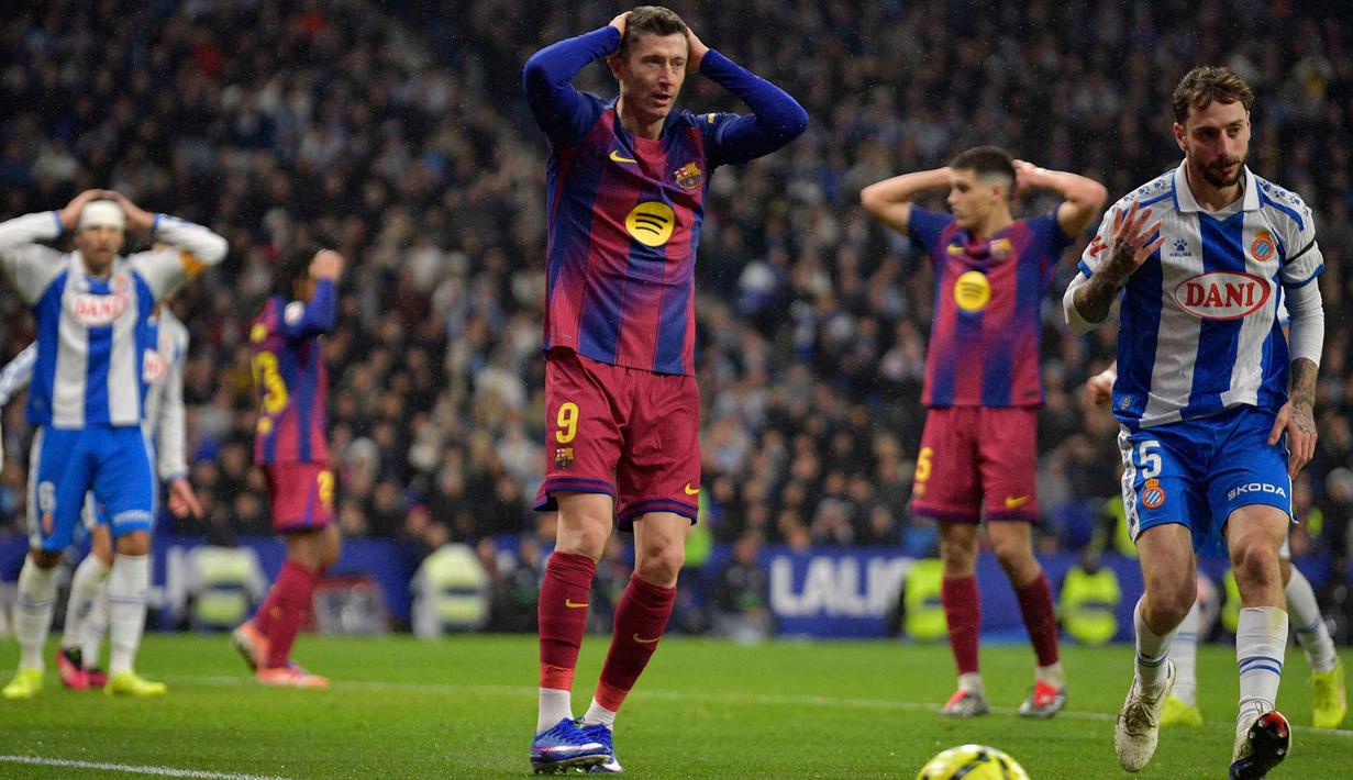 Namun, serangan-serangan yang mereka bangun kerap digagalkan solidnya pertahanan Espanyol. Tampak dalam foto, penyerang Barcelona asal Polandia, Robert Lewandowski (tengah) bereaksi saat pertandingan pekan ke-18 Liga Spanyol 2025/2026 melawan RCD Espanyol di Stadion RCDE, Sabtu 3 Januari 2026 waktu setempat atau Minggu (4/1/2026) dini hari WIB. (MANAURE QUINTERO/AFP)