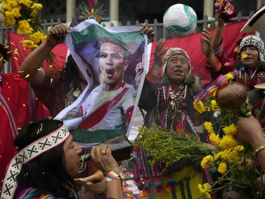 Dukun Peru memegang foto pemain sepak bola Peru Paolo Guerrero saat ritual keberuntungan tim nasional di luar Stadion Nasional di Lima, Peru, Senin, 11 September 2023. (AP Photo/Martin Mejia)