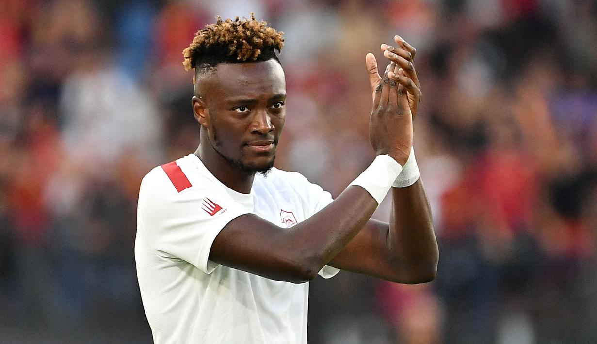 Tammy Abraham kurang mendapatkan menit bermain di Chelsea. Jose Mourinho kemudian memboyong penyerang berusia 25 tahun tersebut ke AS Roma pada 2021. Tammy direkrut AS Roma dengan biaya 41 juta euro. (Photo by Isabella BONOTTO / AFP)