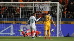 Pemain Real Madrid, Luka Modric berhasil mencetal gol pembuka ke gawang APOEL Nicosia pada matchday kelima Liga Champions di Stadion GSP, Selasa (21/11). Klub berjuluk Los Blancos tersebut menang telak dengan skor 6-0. (AP/Petros Karadjias)