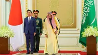 Perdana Menteri Jepang Shinzo Abe menyerukan agar tenang pada awal kunjungannya ke kawasan Teluk di Arab Saudi. (Source: Bandar Aljaloud/Saudi Royal Palace via AP Photo)