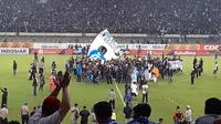 Hariono dalam sesi perpisahan dengan Persib Bandung di Stadion Si Jalak Harupat, Bandung, Minggu (22/12/2019). (Bola.com/Erwin Snaz)