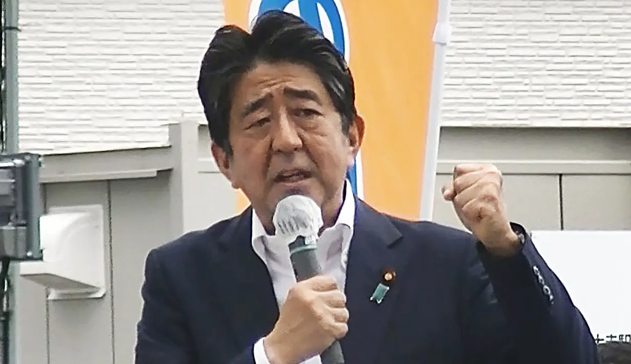 Dalam gambar dari sebuah video, mantan Perdana Menteri Jepang Shinzo Abe membuat pidato kampanye di Nara, Jepang barat sesaat sebelum dia ditembak, Jumat (8/7/2022). Abe tertembak selama pidato dan diterbangkan ke rumah sakit tetapi dia tidak bernapas dan jantungnya berhenti, kata para pejabat. (Kyodo News via AP)