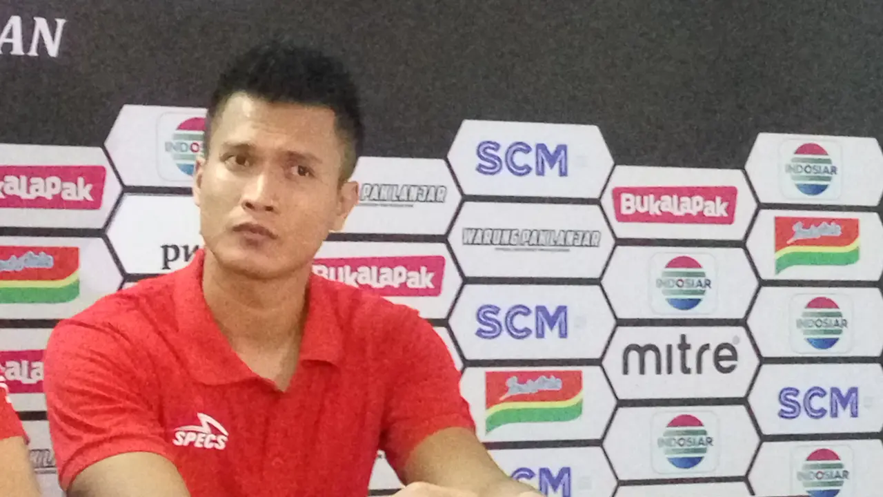 Kiper Persija Sahar Ginanjar dalam jumpa pers usia laga lawan PSS Sleman, Jumat (15/3). (Liputan6.com/Switzy Sabandar)