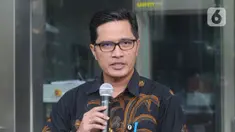 Juru Bicara KPK Febri Diansyah memberikan keterangan kepada wartawan di Gedung KPK, Jakarta, Senin (26/12/2019). Febri melepas jabatan Juru Bicara KPK dan memilih sebagai Kabiro Humas KPK. (merdeka.com/Dwi Narwoko)