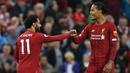 Pemain Liverpool, Mohamed Salah, merayakan gol yang dicetak Virgil Van Dijk ke gawang Norwich pada laga Premier League di Stadion Anfield, Liverpool, Jumat (9/8). Liverpool menang 4-1 atas Norwich. (AFP/Oli Scarff)