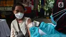 Pedagang disuntik vaksin virus corona COVID-19 di Pasar Induk Kramat Jati, Jakarta Timur, Kamis (22/7/2021). Sebanyak 250 pedagang Pasar Induk Kramat Jati menjalani vaksinasi guna menekan penyebaran COVID-19. (merdeka.com/Imam Buhori)