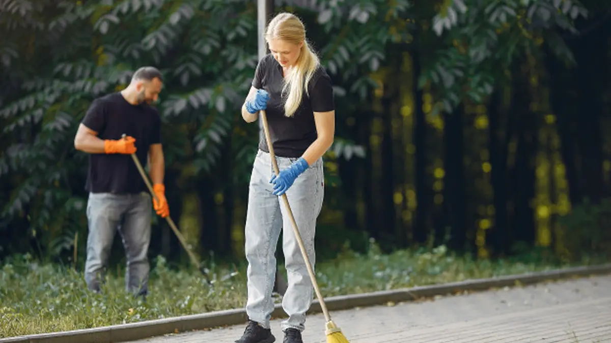 Menyingkap Misteri Arti Mimpi Membersihkan Halaman Rumah
