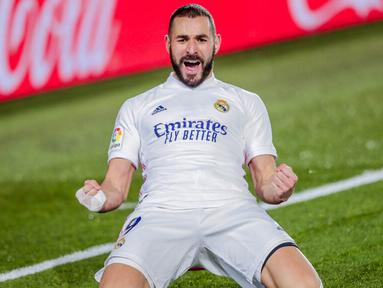 Striker Real Madrid, Karim Benzema, melakukan selebrasi usai mencetak gol ke gawang Athletic Bilbao pada laga Liga Spanyol di Stadion Alfredo Di Stefano, Rabu (16/12/2020). Real Madrid menang dengan skor 3-1. (AP/Bernat Armangue)