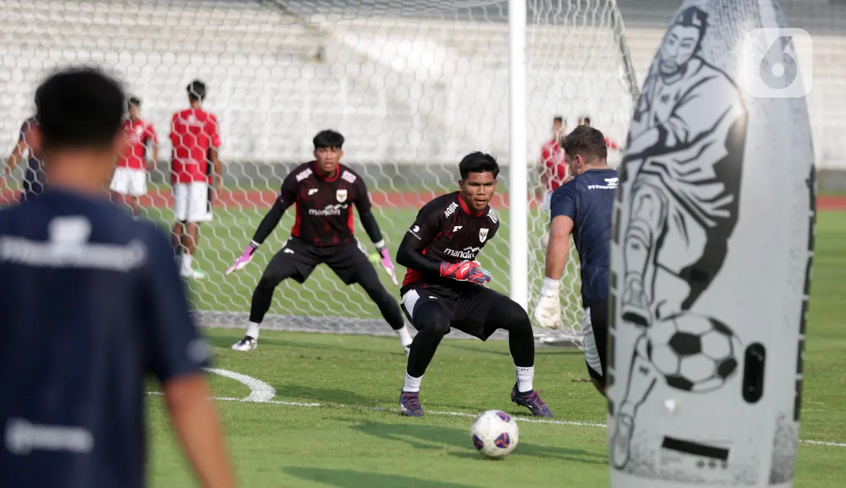 Sementara empat penjaga gawang menjalani latihan terpisah bersama staf pelatih kiper. (Liputan6.com/Helmi Fithriansyah)