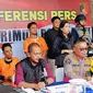 Dua tersangka perampokan bersenjata api (baju oranye) terharap karyawan perusahaan sawit di Kabupaten Kampar. (Liputan6.com/M Syukur)