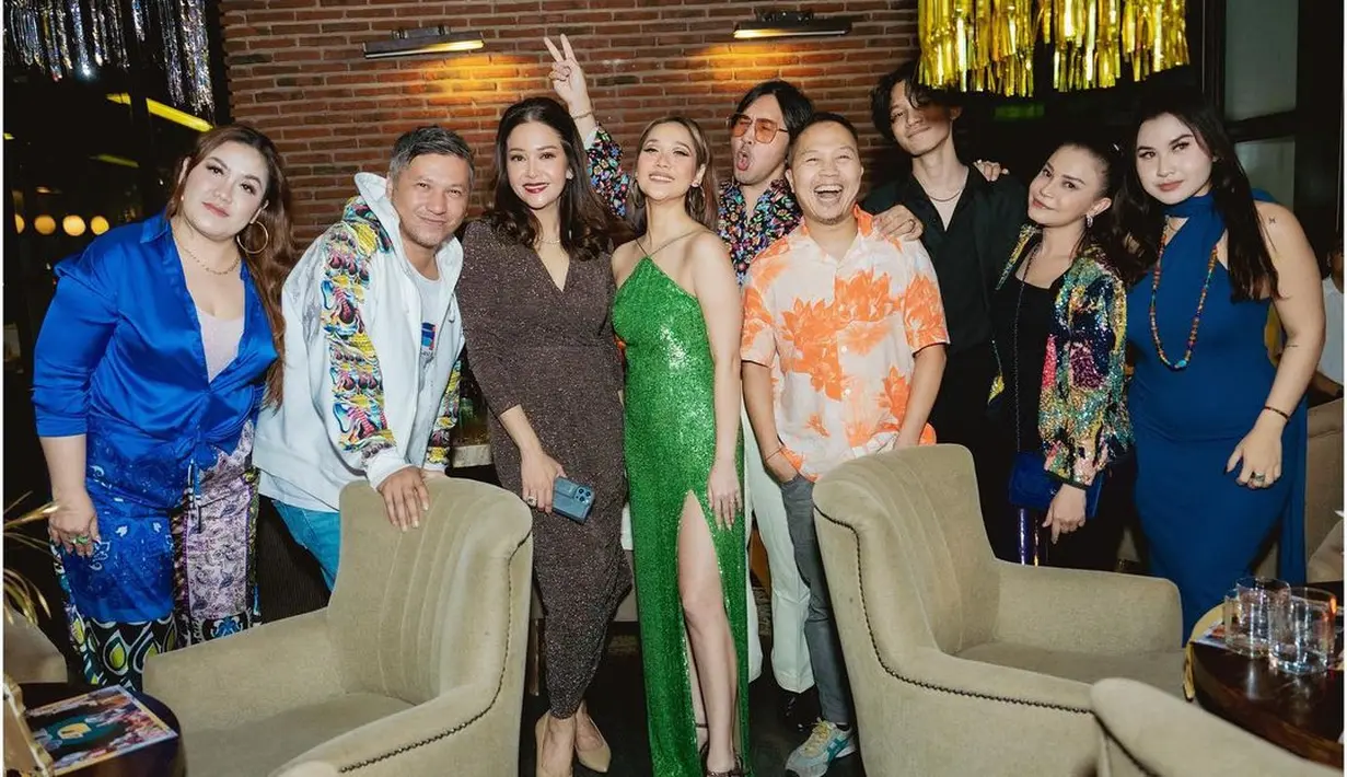 Rossa juga menjadi salah satu seleb yang ikut menghadiri acara ultah BCL. Rossa mengenakan dress hitam yang kemudian dilapisinya dengan outer sequin colorful yang meriah. Foto: Instagram.