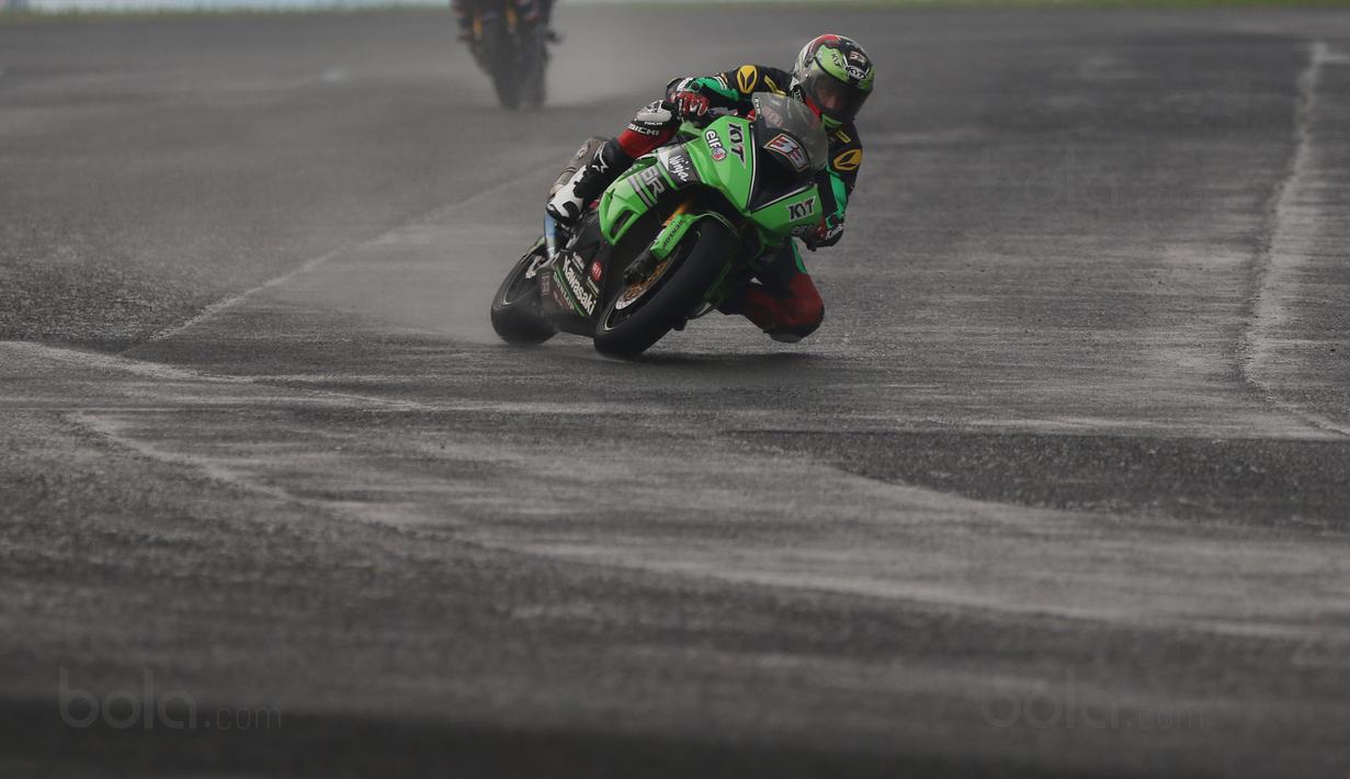 Pebalap Indonesia dari Manual Tech Kawasaki Racing, Ahmad Yudhistira beraksi di kelas Supersport 600cc Asia Road Racing Championship di Sentul International Circuit, Bogor (13/8/2017).  Yudhistira finish kedua. (Bola.com/Nicklas Hanoatubun)
