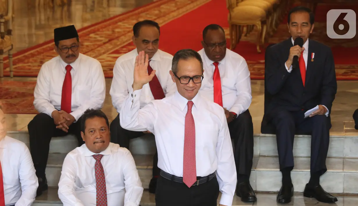 Presiden Joko Widodo (kanan) saat memperkenalkan Wakil Menteri Kabinet Indonesia Maju di Istana Merdeka, Jakarta, Jumat (25/10/2019). Jokowi memperkenalkan 12 nama wakil menteri yang akan membantu menteri Kabinet Indonesia Maju Jokowi-Ma'ruf Amin. (Liputan6.com/Angga Yuniar)
