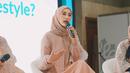<p>Istri Baim Wong ini mengenakan busana muslim berwarna pastel yang dipadukan dengan hijab berwarna senada. (Foto: Instagram/ paula_verhoeven)</p>