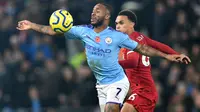 Gelandang Manchester City, Raheem Sterling, berebut bola dengan bek Liverpool, Trent Alexander-Arnold, pada laga Premier League di Stadion Anfield, Liverpool, Minggu (10/11). Liverpool menang 3-1 atas City. (AFP/Paul Ellis)