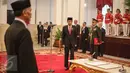 Presiden Jokowi bersiap menandatangani dokumen pelantikan sembilan anggota Komisi Kejaksaan dengan masa jabatan 2015-2019 di Istana Merdeka, Jakarta, Kamis (6/7/2015). (Liputan6.com/Faizal Fanani)