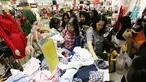 Pengunjung berebut pakaian pada pembukaan Centro Department Store di Pesona Square Depok, Kamis (20/12). Menjelang libur natal dan tahun baru, masyarakat mulai berburu diskon. (Liputan6.com/Fery Pradolo)